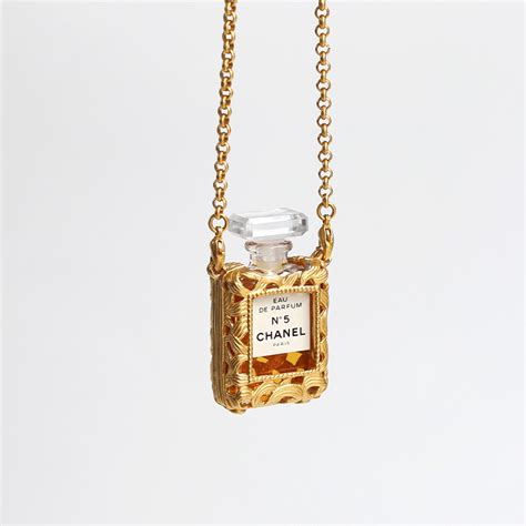 chanel no.5 perfume bottle necklace